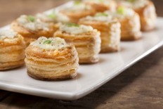 甜玉米和火腿泡芙